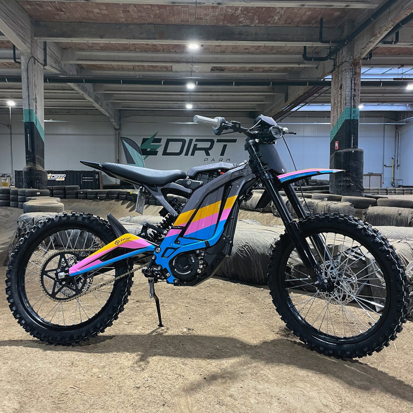 Sur-Ron Light Bee "Eightees Pink" edition - straat legaal